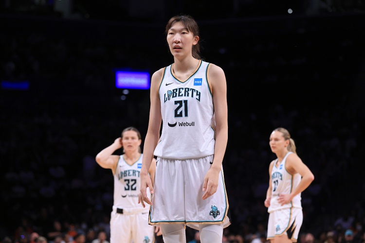 开云官网-再次冲击WNBA！队记：韩旭与纽约自由人签下一份训练营合同